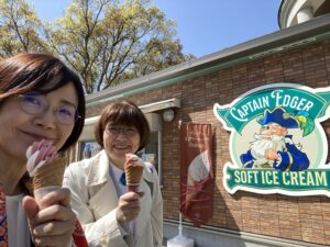 葛西臨海公園でソフトクリームを食べている伊藤ひとみと本西光枝