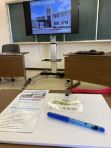 施設内の座学説明の写真