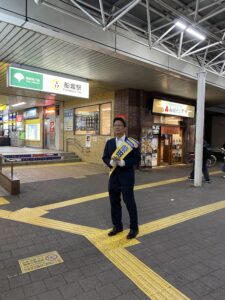 船堀駅で政策ビラを配る柴田かつゆきさん