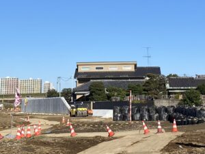 お寺の前に擁壁が見えます