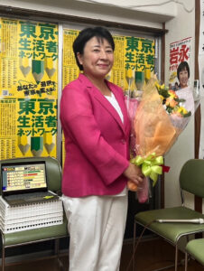 岩永やす代が当選して花束を持っている写真