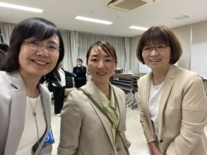 仲間知穂さん学習会で、仲間知穂さんと伊藤ひとみと本西みつえで映っている写真