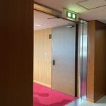 議場入り口の写真