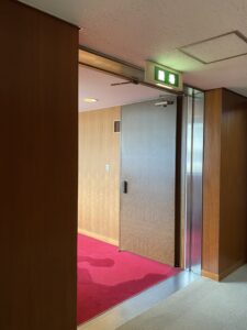 議場入り口の写真