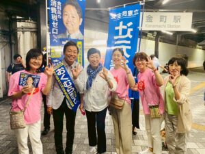 金町駅前で辻本清美さんとおくむらまさよしさん。江戸川ネットから伊藤ひとみと本西光枝、元区議の新村いくこ、葛飾区議の沼田たか子が写った写真です