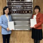 議会棟1階の案内板の前で伊藤ひとみと本西みつえが立っている写真