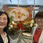 タワーホールのお正月飾りの前で撮影した写真